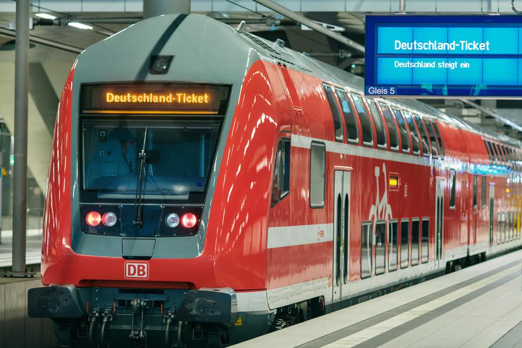 Der Deutsche Tourismusverband warnt vor einer weiteren Preissteigerung des Deutschlandtickets und fordert stattdessen mehr Abonnements zur Sicherung des Angebots. | Foto: Deutsche Bahn AG / Dominic Dupont 