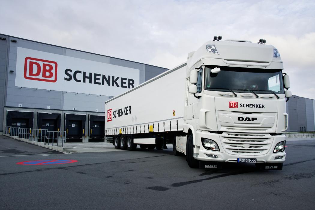 Schenker ist jetzt Teil von DSV: Der Zusammenschluss schafft eines der größten Logistiknetzwerke weltweit – auch im europäischen Straßengüterverkehr. (Foto: Deutsche Bahn AG / Volker Emersleben)