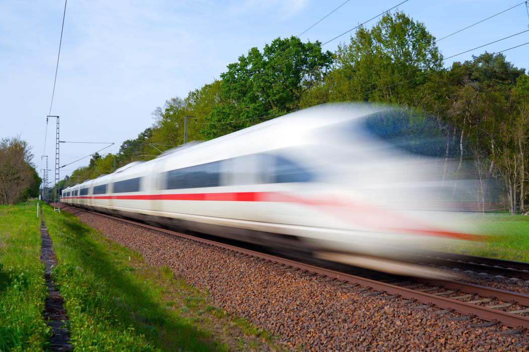 Ein ICE der Deutschen Bahn auf Sommerfahrt: Im Reisezeitraum 2025 erweitert die DB ihr Angebot mit zusätzlichen Fernverbindungen und neuen internationalen Direktzügen. | Foto: Deutsche Bahn AG / Volker Emersleben 