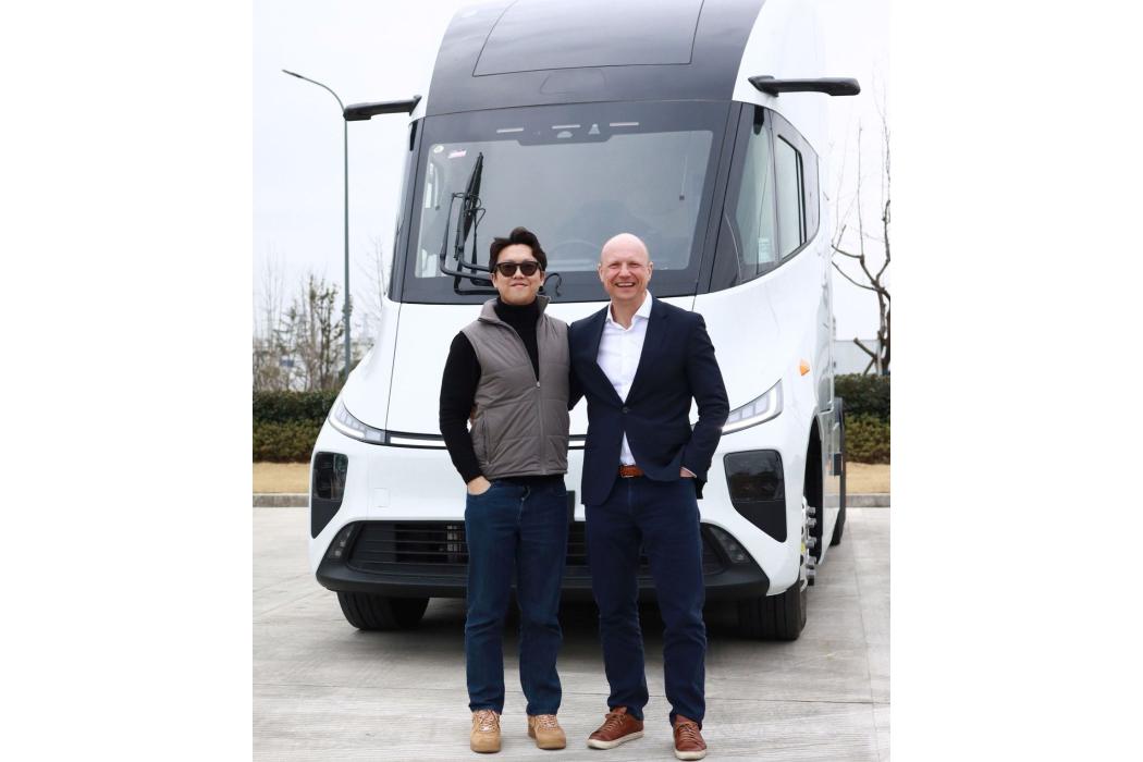 Das Ziel der beiden Unternehmen: die Sicherheit von elektrifizierten und automatisierten Lkw vorantreiben. Im Bild: Wen Han, Gründer, Vorsitzender und CEO von Windrose (li.), und Dekra-Vorstandschef Stan Zurkiewicz. (Foto: Dekra)