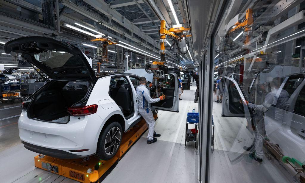 Gegen den Rollback: Eine Studie warnt vor den Gefahren für die Arbeitsplätze in der EU, sollten die Flottengrenzwerte aufgeweicht werden. Auch das reine E-Auto-Werk Zwickau von VW könnte betroffen sein. | Foto: dpa/Hendrik Schmidt