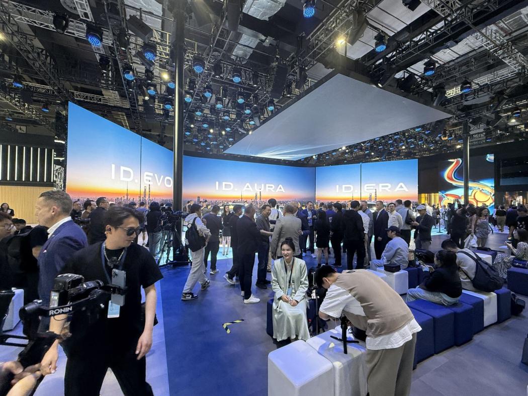 VW fuhr gleich drei Studien groß auf - der Stand war gut gefüllt. | Foto: W. Gomoll