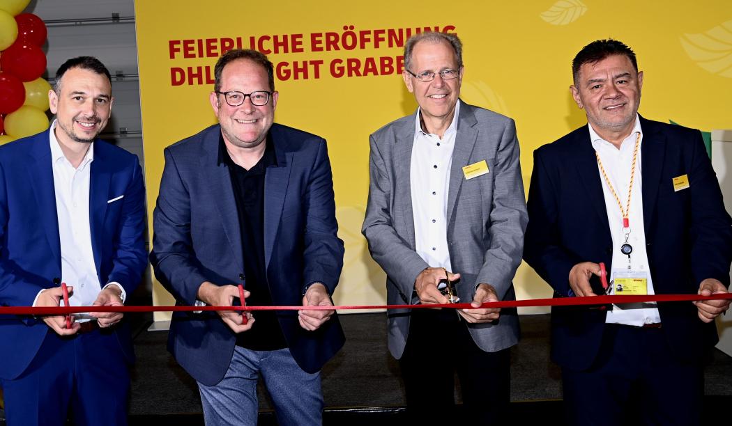 Bei der Eröffnung: Moritz Nägele, Area Manager Süd-West, Dr. Thomas Vogel, Geschäftsführer DHL Freight GmbH, Andreas Scharf, Bürgermeister der Gemeinde Graben, und Ufuk Kasapoglu, Standortleiter Graben. Foto: DHL Group