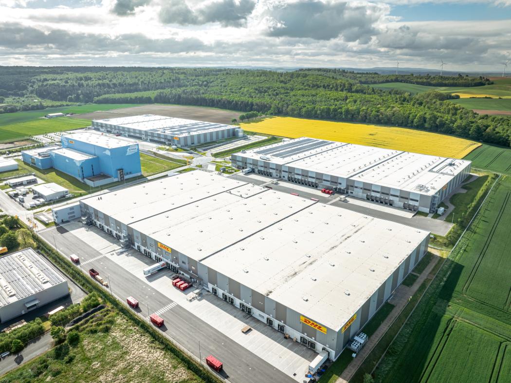 Der neue DHL Health Logistics Campus in Florstadt aus der Luft: Mit seinen spezialisierten Lagerhäusern und modernster Infrastruktur soll als einer der großen Pharmadrehkreuzen Europas fungieren. (Foto: DHL)