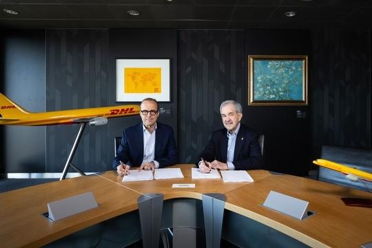 Ein neues Kapitel beginnt (von links nach rechts): Oscar de Bok, CEO von DHL Supply Chain, und Jerrell Shelton, CEO von Cryoport, besiegeln die Übernahme von Cryopdp. (Foto: DHL Group)