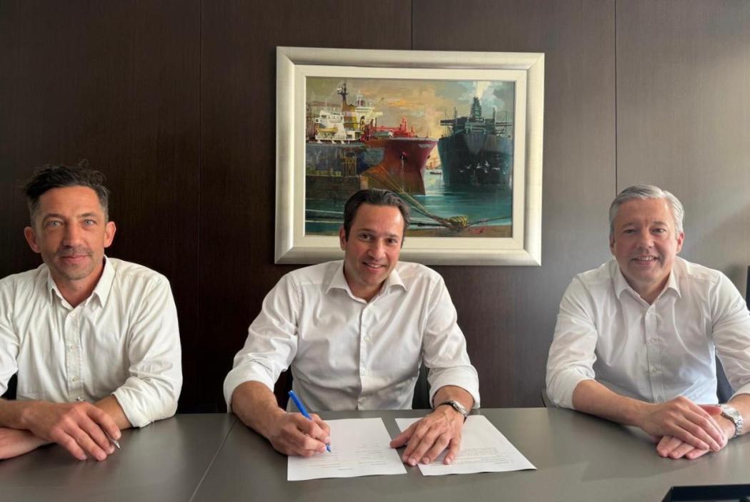 DriveMybox expandiert nach Südosteuropa. Im Bild Gordon Friza, CFO von DriveMybox, Constantinos Mouskos, CEO von DriveMybox Greece, und Patrick Jandt, CEO von DriveMybox. Foto: DriveMybox