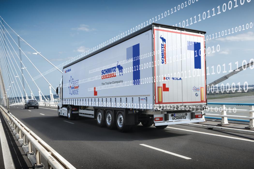 Digital verknüpfte Trailertechnik im Einsatz: Schmitz-Cargobull-Fahrzeug auf Fahrt mit visualisiertem Datenstrom. (Foto: Schmitz Cargobull)