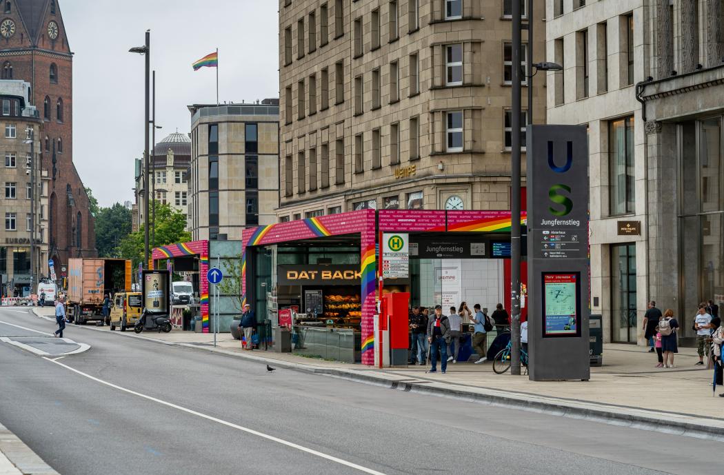 Pride-Beklebung an der U-Bahn-Haltestelle Jungfernstieg: Die Hochbahn setzt im Rahmen der Hamburger Pride Week ein sichtbares Zeichen für Vielfalt und Toleranz. | Foto: Hamburger Hochbahn AG