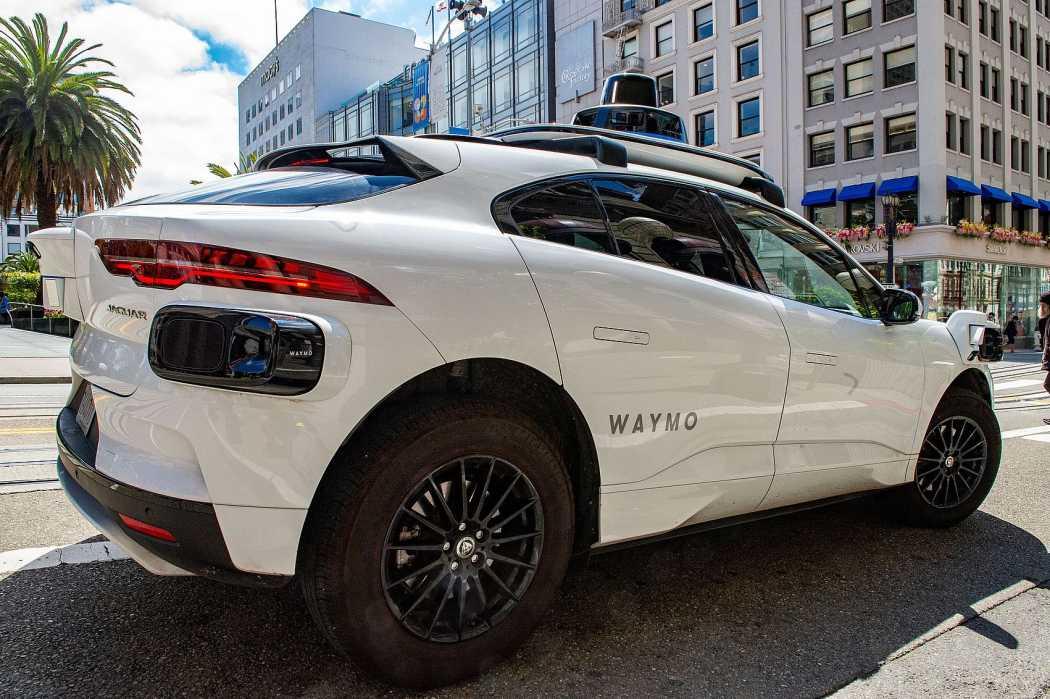 Noch setzt Waymo auf Jaguar Fahrzeuge - in Zukunft werden vor allem Fahrzeuge des chinesischen Herstellers Zeekr zum Einsatz kommen.| Foto: Andrej Sokolow, dpa