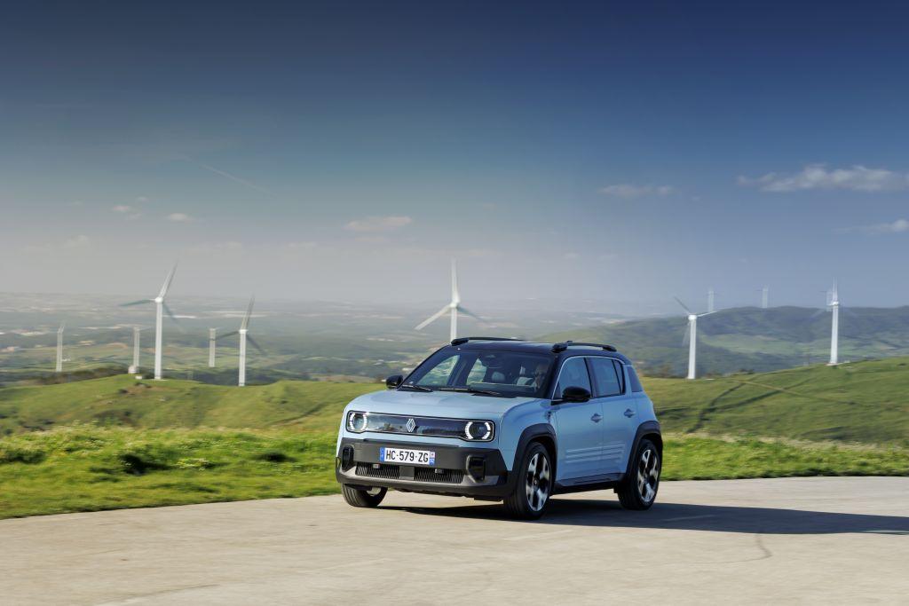 Flott in Fahrt: Der Renault 4 wirkt überhaupt nicht billig und budget, sondern hochwertig und erwachsen. | Foto: Renault