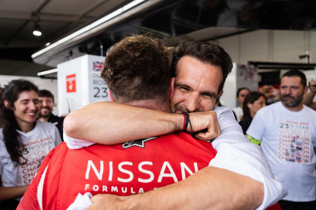 Erleichtert und überglücklich: Nissan-Teamchef Tomasso Volpe (re.) umarmt Fahrer Oliver Rowland, der es aufgrund seiner eher dezenten Geduld am Samstag noch mal spannend gemacht hat. | Foto: Nissan