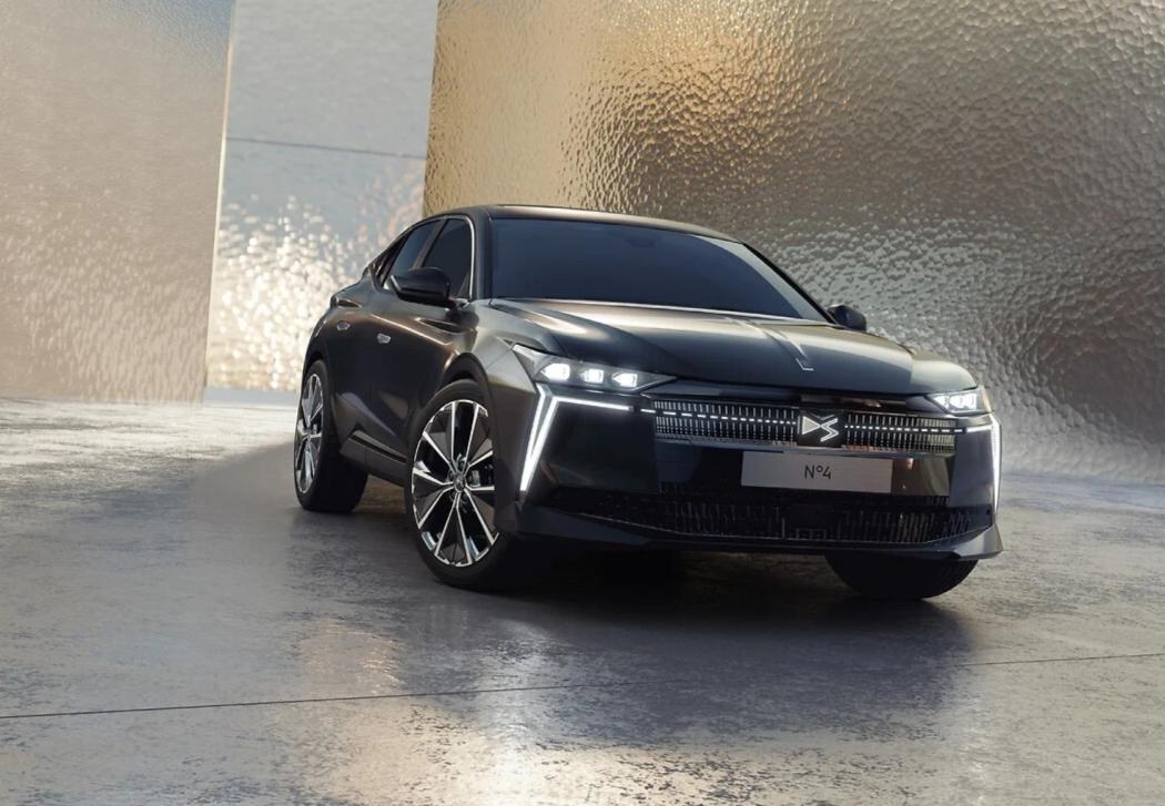 Die neuen DS N°4 erkennt man vor allem an den Tagfahrleuchten, die wie ein Kardiogramm aussehen - oder Reisszähne. | Foto: DS Automobiles