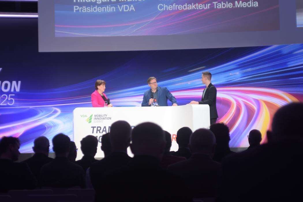 Wake Up am Morgen: Einen etwas anderen werfen VDA-Präsidentin Hildegard Müller und Table.Media-Chefredakteur Michael Bröcker Blick auf die Lage der Automobilindustrie. (Foto: C. Harttmann)