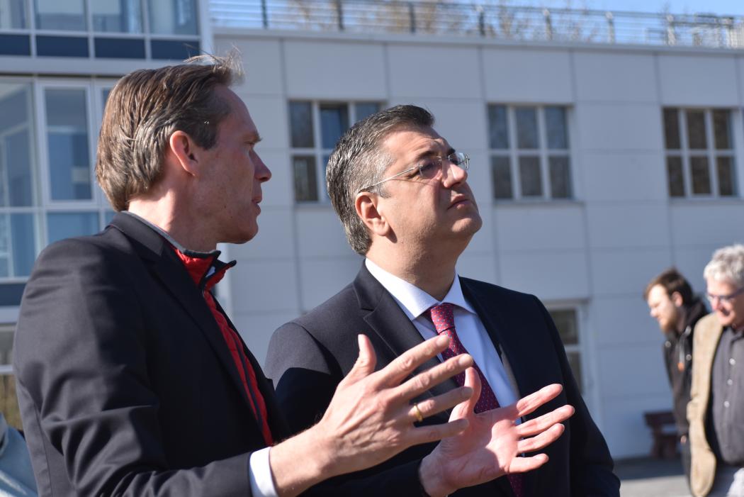 EU-Kommissar Apostolos Tzitzikostas (r) im Gespräch mit MAN Technikvorstand Dr. Frederik Zohm (l). (Foto: C. Harttmann)