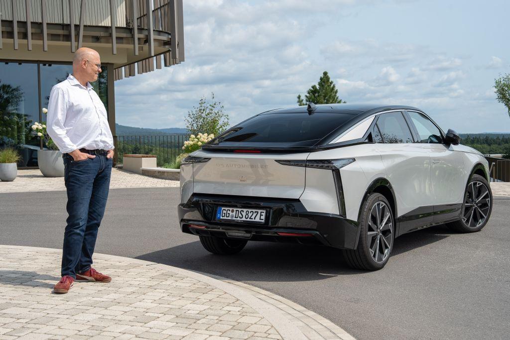 Abfallendes Heck, steile LEDs am Heck: Der DS N°8 will auffallen - was ihm bestens gelingt. | Foto: Dani Heyne/DS Automobiles