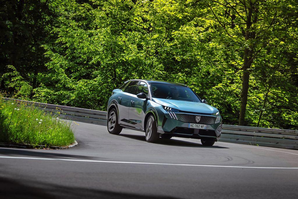 Mit dem zusätzlichen Antrieb an der Hinterachse fährt sich der E-3008 deutlich dynamischer. | Foto: Dani Heyne/Peugeot