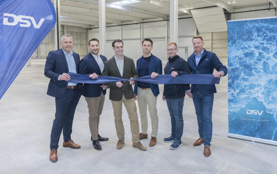 Eröffnung der neuen Logistikhalle in Dresden (v.l.n.r.:) Marcus Musiol, Pietro Sinato, Torge Koehnke, Kai Schwärig, Tino Herzberg und Malte Sommer. (Foto: baldaufundbaldauf )