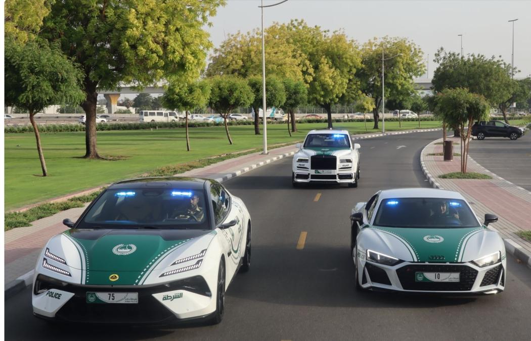 Auch die Supercars der Dubai Police werden vermehrt elektrisch: Zuletzt wurde der Lotus Emeya (li.) eingeflottet - mit 918 PS....| Foto: Dubai Police