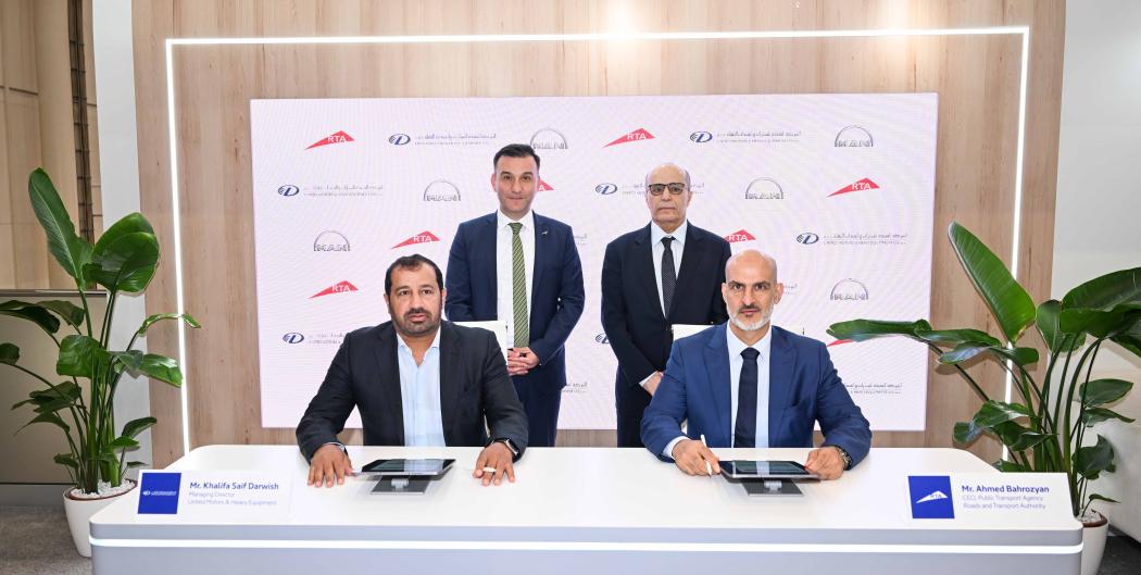 Bei der Vertragsunterzeichnung auf dem UITP Summit in Hamburg: United-Motors-Managing-Director Khalifa Saif Darwish (sitzend links), RTA-CEO Ahmed Hashem Bahrozyan (sitzend rechts), MAN-Bus-Chef Barbaros Oktay (stehend links) und Matar Al Tayer, Director General und Chairman of the Board of Executive Directors bei RTA (stehend rechts). (Foto: MAN Truck &amp;amp; Bus)
