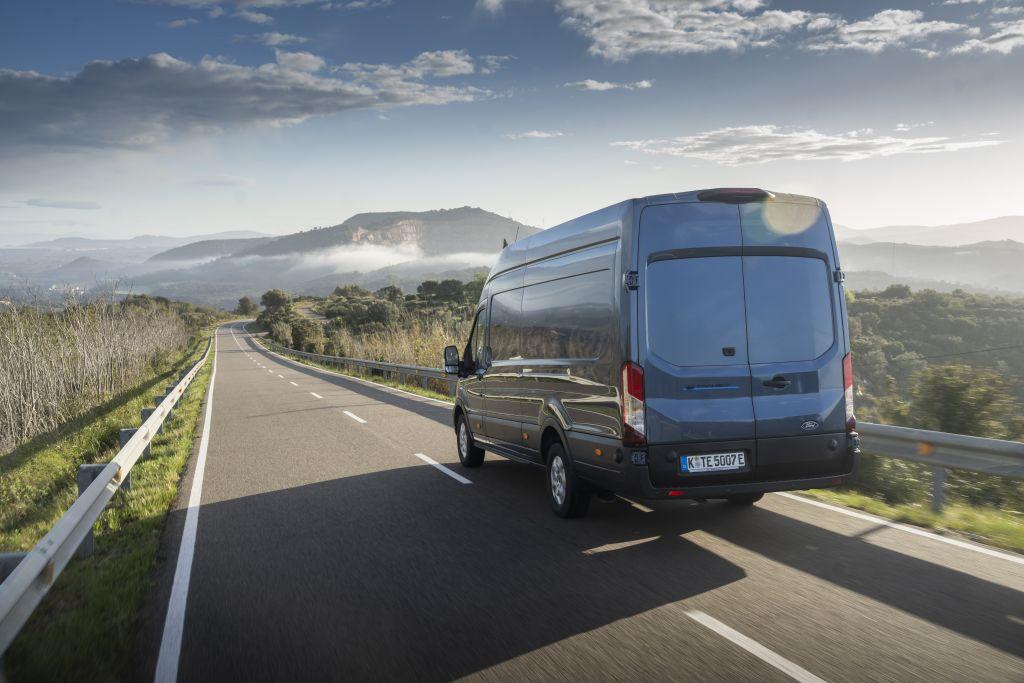 Fit für die Ferne: Zumindest Mittelstrecken kann man mit dem E-Transit Enhanced Range in Angriff nehmen, zumal er schneller lädt. | Foto: Ford