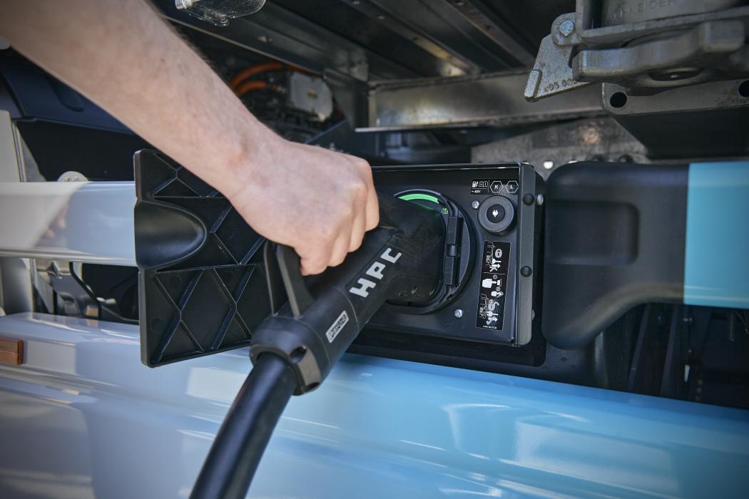 Laden statt tanken: Die Elektrifizierung des Nutzfahrzeugsektors erfordert leistungsfähige Ladeinfrastruktur entlang der Logistikketten. (Foto: Daimler Truck)