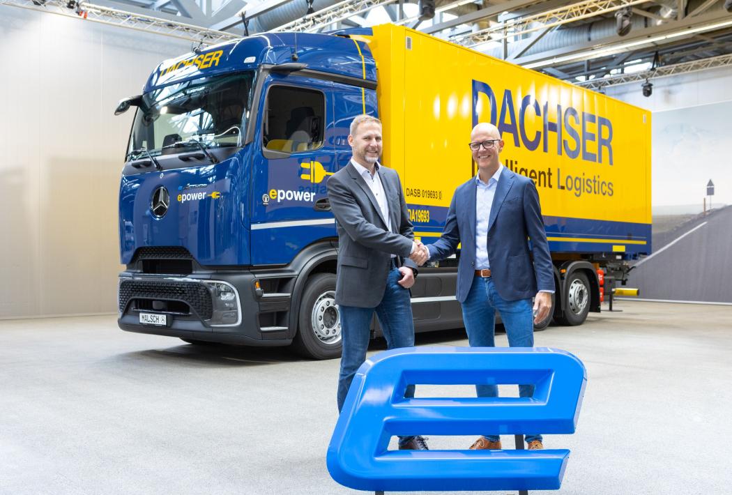 Bei der Übergabe der Mercedes-Benz eActros 600: Andre Bilz, Category Manager Truck / Trailer / Swap Body, Corporate Indirect Procurement bei Dachser (links) und Winfried Sorg, Centerleiter Nutzfahrzeugzentrum Mercedes-Benz Neu-Ulm. | Bild: Myriam Mersy
