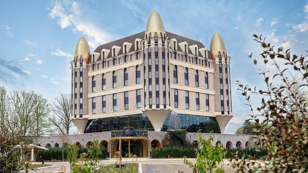 Das markante Efteling Wonder Hotel wurde umfassend renoviert und nun wiedereröffnet. (Foto: Efteling)