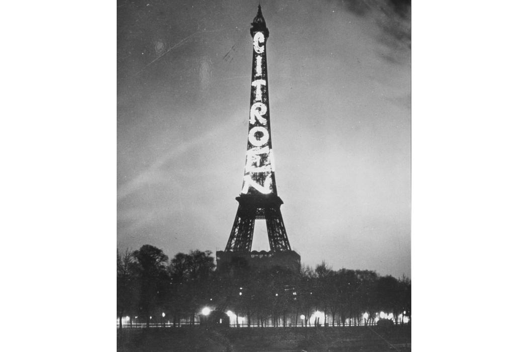 Am 4.7.1925 nutzte Citroën den Eiffelturm als gigantische Litfaßsäule. | Foto: Citroën
