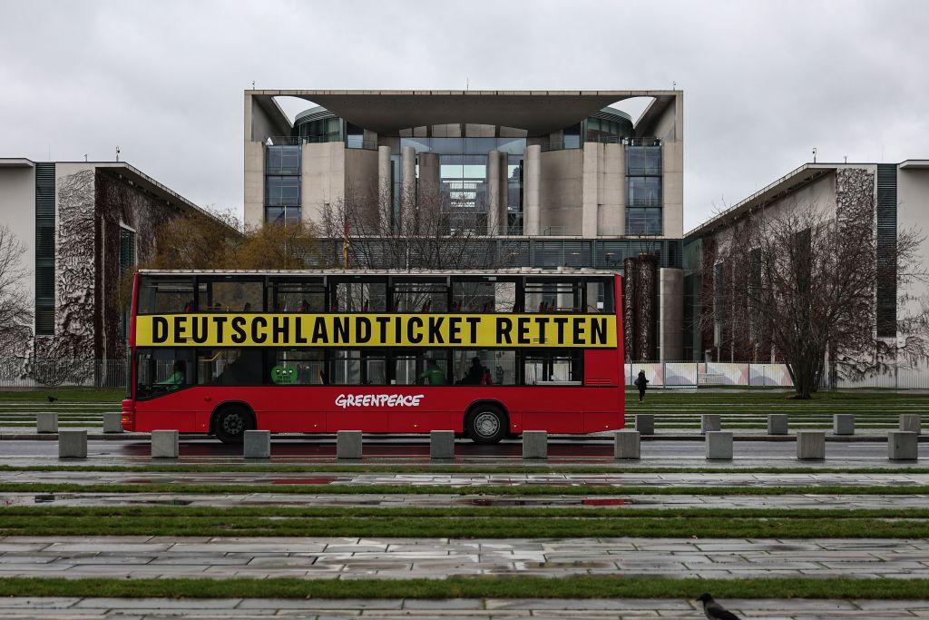 Bringt doch was: Das Deutschland-Ticket hat laut einer neuen PIK-Studie durchaus Umsteigewirkung auf Autofahrer. | Foto: dpa/Hannes P. Albert