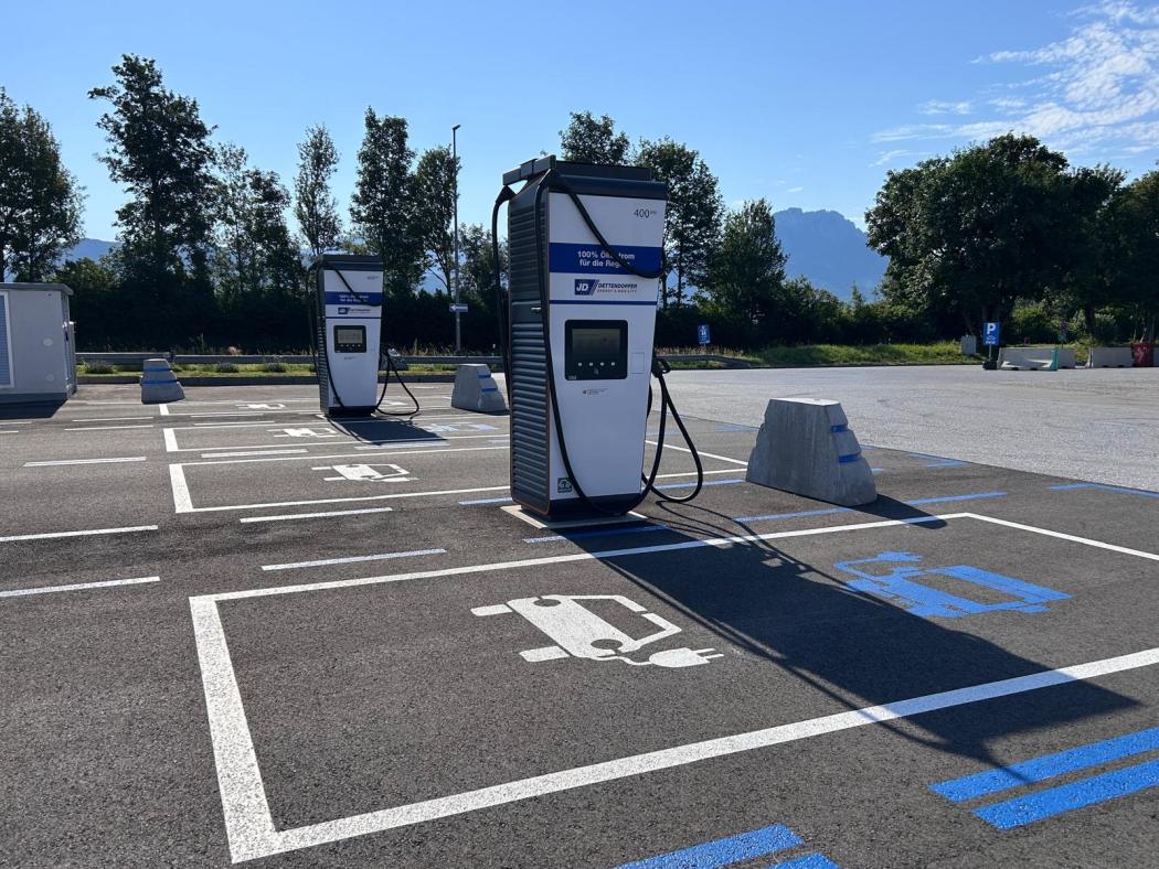Schnellladeinfrastruktur am Verkehrsknotenpunkt: Der Standort Raubling nahe der A93 ist Teil eines wachsenden europäischen Versorgungsnetzes. (Foto: DKV Mobility)