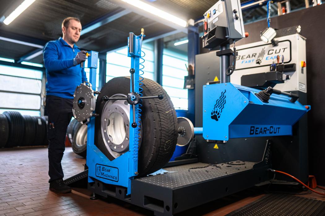 Ein Werkstattmitarbeiter der Spedition Schuon bedient die Bear-Cut-Anlage zur präzisen Nachbearbeitung von Lkw-Reifen. (Foto: Bear Machines)