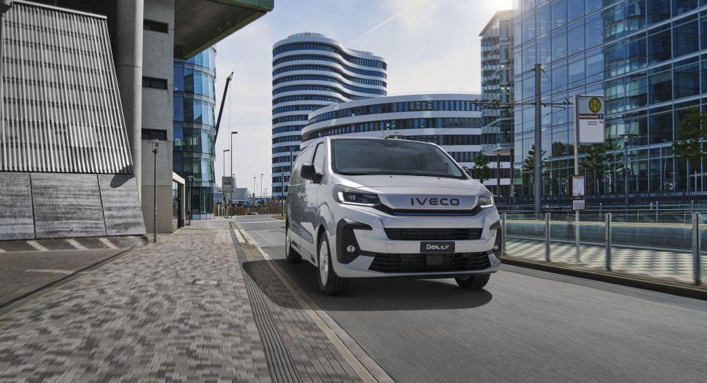 Ab durch die Mitte: Auch bei Iveco gibt es jetzt den mittelschweren Stellantis-Van, ausschließlich vollelektrisch. | Foto: Iveco