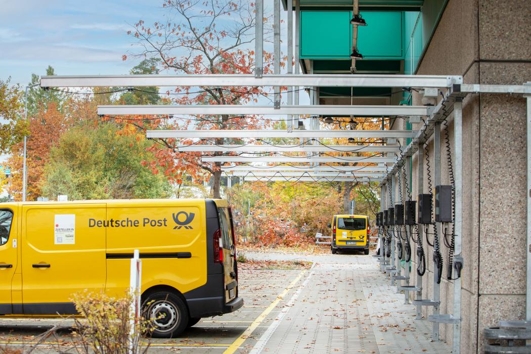 Gewerbe unter Strom: Zuletzt bestückte der Ladelösungsspezialist das Nürnberger Depot von DHL mit Ladetechnik. | Foto: 