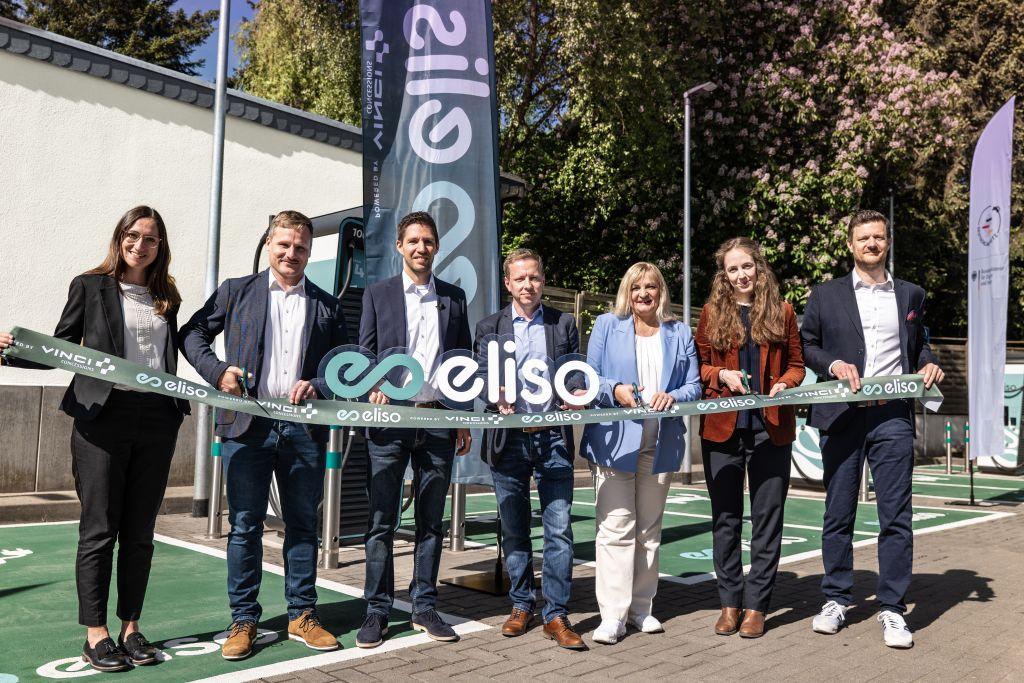Stromgeber (v.l.n.r.): Josefin Link (PR-Verantwortliche Eliso), Björn Lindner (Managing Director Deutschlandnetz), Johannes Brodführer (Founder and CEO von Eliso), Robert Straube (CEO von Eliso), Bürgermeisterin von Georgsmarienhütte Fr. Bahlo, Laura Arzt (Fachbereich Public Sector &amp;amp; Affairs, Toll Collect GmbH) , Amadeus Regerbis (Program Director Deutschlandnetz). | Foto: Eliso