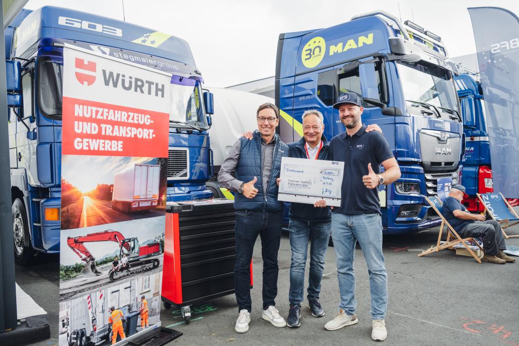 Vertreter von BFS und MAN beim gemeinsamen Termin zur Scheckübergabe. | Foto: MAN Truck &amp;amp; Bus