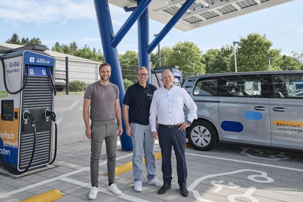 Stromgeber (v.l.n.r.): Simon Speiser (Netze BW), Ferdinand Truffner (Bürgermeister Gemeinde Empfingen) und Jens Breternitz (EnBW) eröffnen den EnBW-Schnellladepark an der A81 in Empfingen.  | Foto: EnBW/Fotograf Endre Dulic