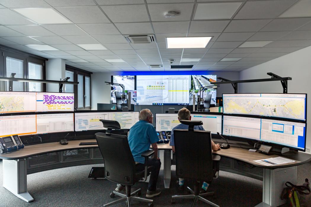 Blick in die neue Leitstelle von ESWE Verkehr: Moderne Technik und ergonomische Arbeitsplätze sorgen für optimale Bedingungen in der Verkehrsüberwachung. | Foto: ESWE