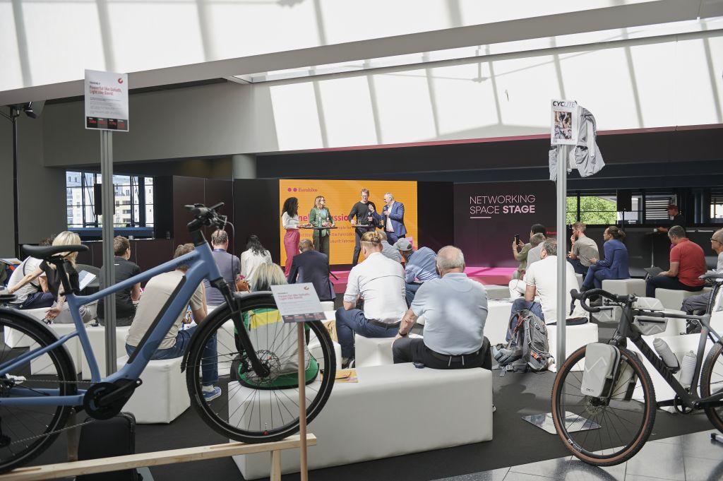 Das Rad neu erfinden - als Verkehrswendemittel: Bei der Debatte zum Auftakt der Eurobike in Frankfurt schienen die Potenziale des Bikes auf, um sie zu heben, müsse aber auch der Rahmen passen. Die Politik ist gefordert, für sichere und komfortable Radinfrastruktur zu sorgen. | Foto: Eurobike