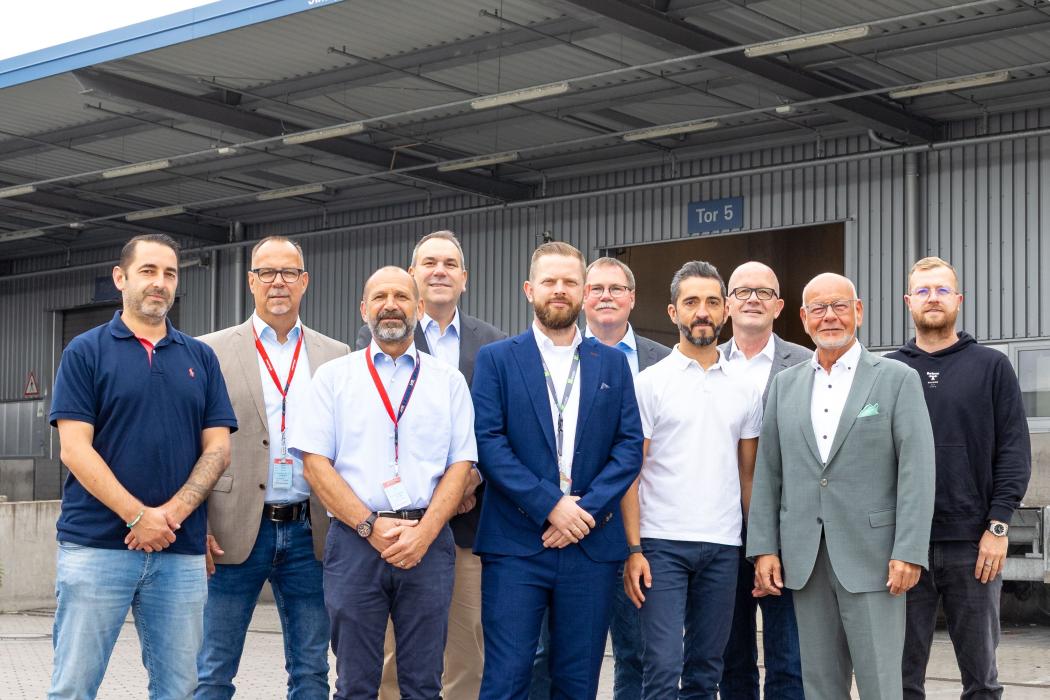 Verbindliche Einführung von Fair@Link - im Bild: Nuno Esteves (Swissport), Alexander Müller (Hamburg Airport), Manfred Bayer (LUG), Thomas Schröder (VHSp), Ingo Veihl (Wisag), Dirk Gladiator (Allivate), Marco Rodrigues (Swissport), Thorsten Bassen (Sable), Jens Sorgenfrei (VHSp), Dennis von Bastian (Delta Stallion). (Foto: Oliver Sorg, Hamburg Airport) 