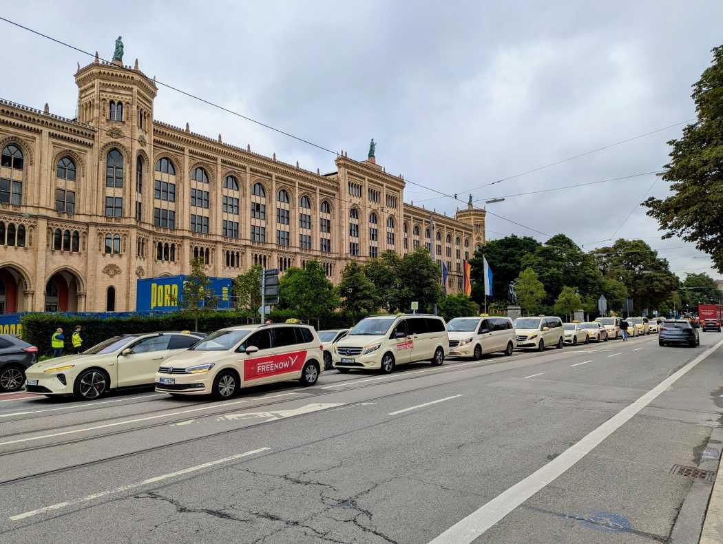 Taxis machen sich aus allen Richtungen auf den Weg zum Marienplatz. Hier zu sehen an der Maximilianstraße vor der Regierung. | Foto: Thomas Kanzler