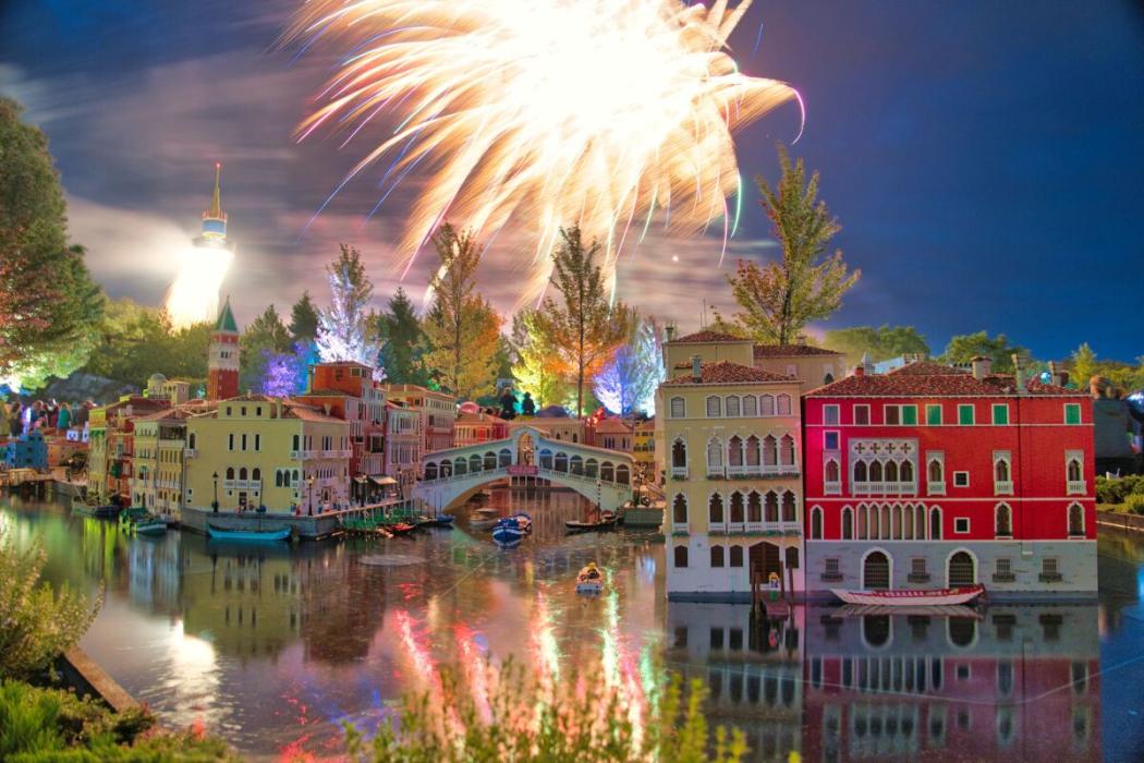 Das spektakuläre Abschlussfeuerwerk über dem Miniland bildet den krönenden Höhepunkt des „Summer in the City“-Events im Legoland Deutschland. | Foto: Legoland Deutschland