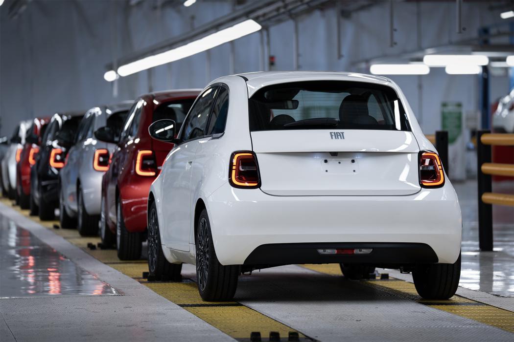 Qualmt doch noch: Der Fiat 500e sollte das rein elektrische Zeitalter bei Fiat einläuten, jetzt muss Stellantis einen Rückzieher machen, weil der Markt nicht mitzieht und die Politik bremst. | Foto: Fiat