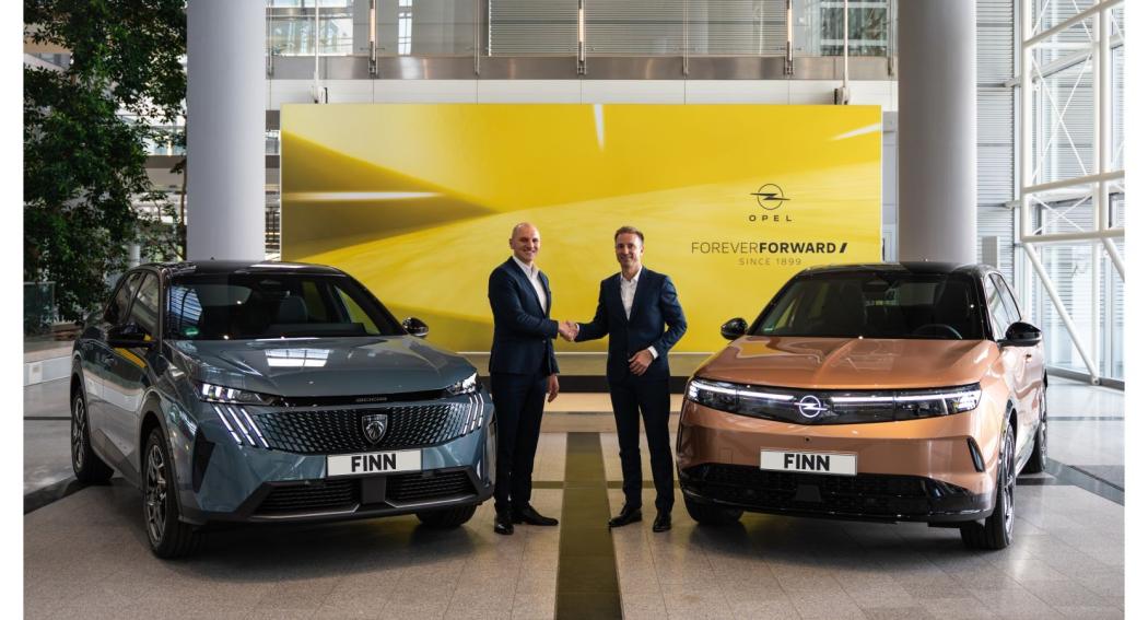 Hand drauf: Die Kooperation zwischen Finn und Stellantis wird auf eine neue Stufe gehoben, wie Stellantis Managin Director Florian Hüttl (re.) und Finn Senior Vice President Fleet Paul Nobis in Rüsselheim unterstrichen. | Foto: Stellantis