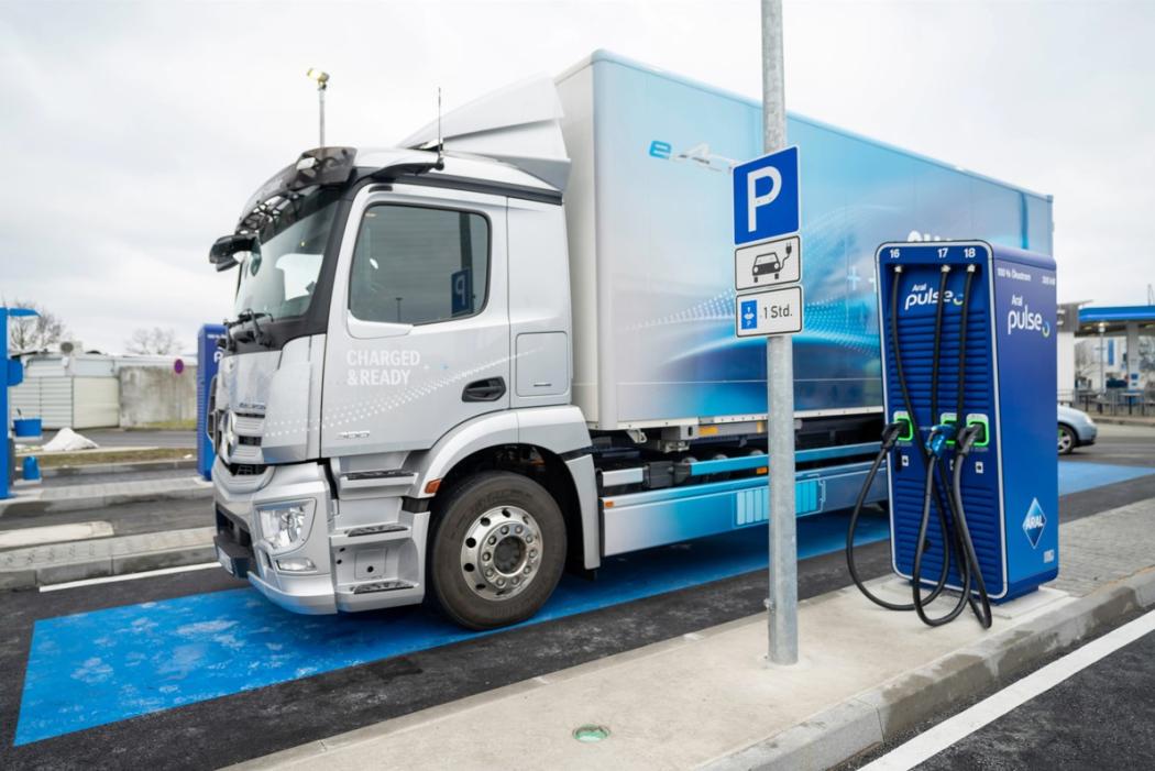 An electric truck during fast charging: Aral Fleet Solutions continues to expand the charging network along important logistics corridors. (Photo: Aral Fleet Solutions)