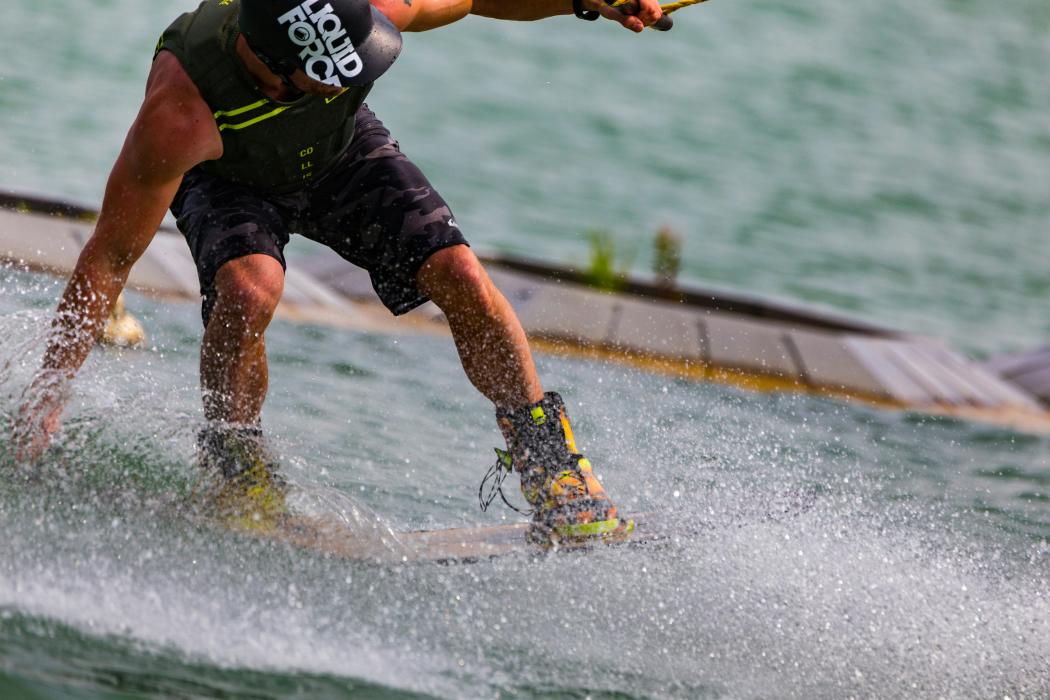 Wakeboarder beim Sprung aufs Wasser – moderne Wassersportangebote wie diese prägen auch den neu erweiterten Supieria Wasser- und Wakepark in Rostock. | Foto: Florian Schmetz via Unsplash