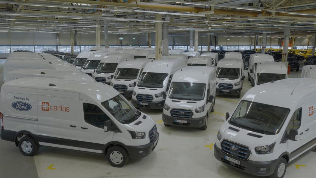 Unter Strom für die Wohlfahrt: Zum Modelljubiläum sponsert Ford 100 E-Transit, die ein Jahr lang gemeinnützigen Organisationen zur Verfügung stehen. | Foto: Ford