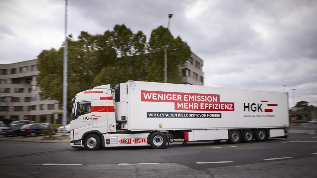 Zwei batterieelektrische 40-Tonnen-Sattelzugmaschinen sind bereits am Standort Ladenburg im Einsatz und werden von der dortigen Photovoltaik-Dachanlage mit Strom versorgt. Foto: HGK LI