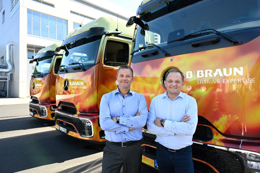 Michael Bähr (li.), Director Finished Good Logistics bei B. Braun, und Bernhard Heinrich, Geschäftsführender Gesellschafter der Frigosped GmbH, testen seit Anfang Juli 2025 drei eActros-Lkw. Diese legen im Fernverkehr täglich etwa 500 Kilometer zurück. (Foto: Frigosped)