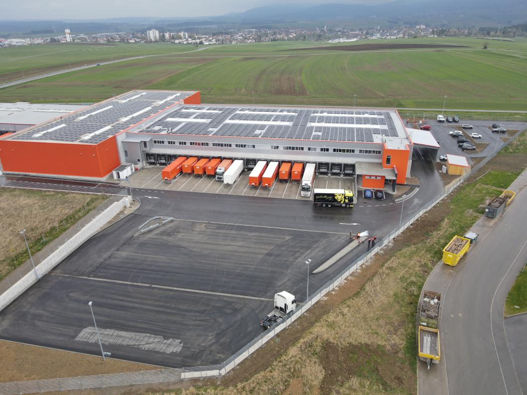 Die neue 4.000 Quadratmeter große Logistikhalle in Aldingen ist mit Wärmepumpe und Photovoltaikanlage ausgestattet - der Strom soll für elektrisch betriebene Förderfahrzeuge, Lkw und Pkw sowie zur Gebäudeklimatisierung genutzt werden. (Foto: Gebrüder Weiss)