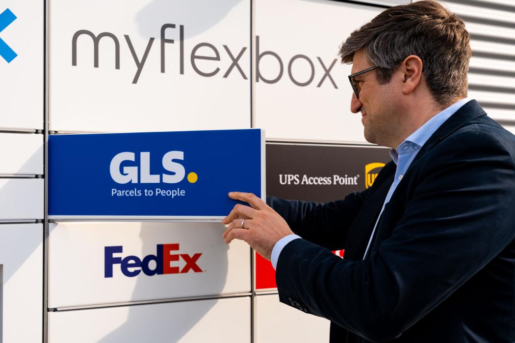 Im Bild CEO von GLS Germany, Moritz Eichhöfer, an der Myflexbox. Foto: GLS